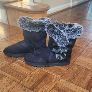 Cozy faux fur lined winter boots with bow accents – soft suede look, warm